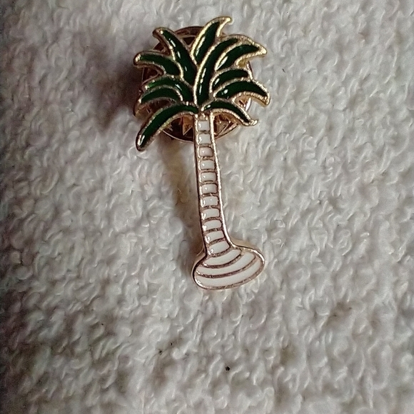 Vintage Jewelry - Goldtone white green palm 🥥 tree 🌴 pin 📌📍